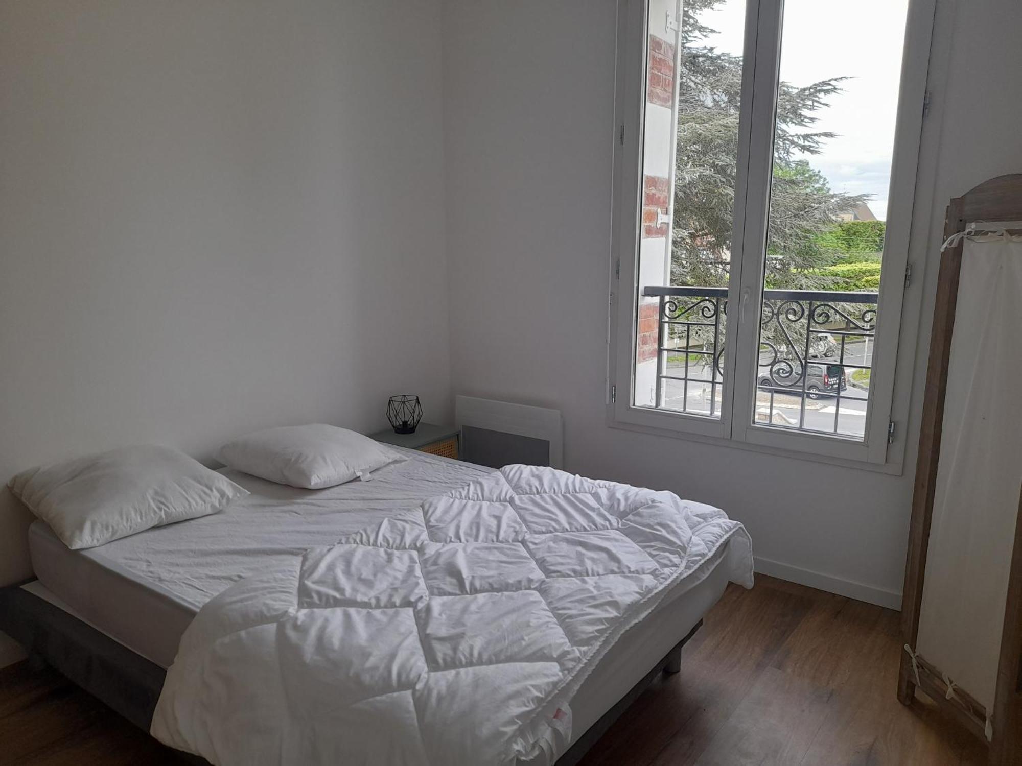 Appart Dans Petit Chateau En Centre Ville Lagny Extérieur photo