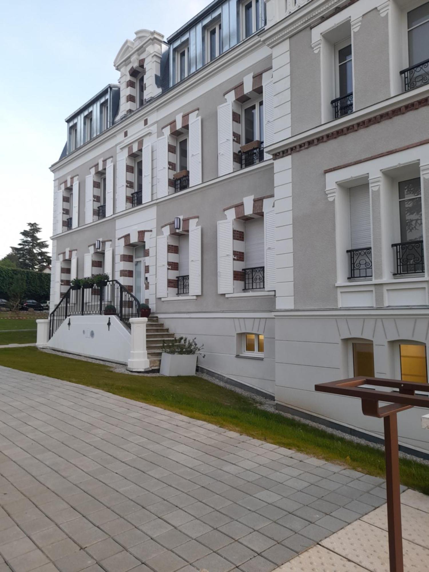 Appart Dans Petit Chateau En Centre Ville Lagny Extérieur photo