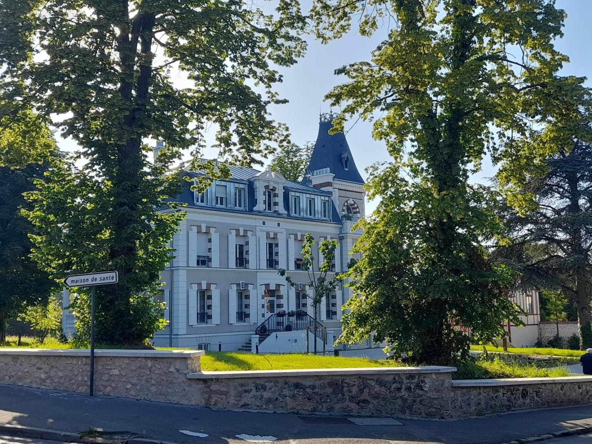 Appart Dans Petit Chateau En Centre Ville Lagny Extérieur photo